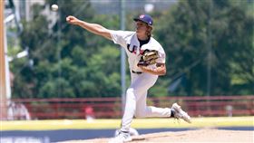 美國隊中繼投手雷納展現二刀流，不但中繼壓制對手，還自己也打下勝利打點。（圖／中華棒協提供）