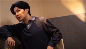 侯彥西在《成功補習班》飾演同志老師。（圖／華納兄弟提供）