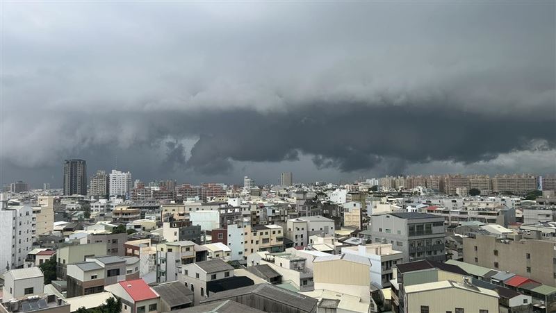 這坨雲厲害！海葵爆大雨網曝「台南災情」