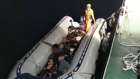 強颱來襲人蛇蠢動　海巡鷹眼緝獲19名越南偷渡客