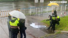 台北市松山區彩虹橋下發現1具男性浮屍。（圖／民眾提供）