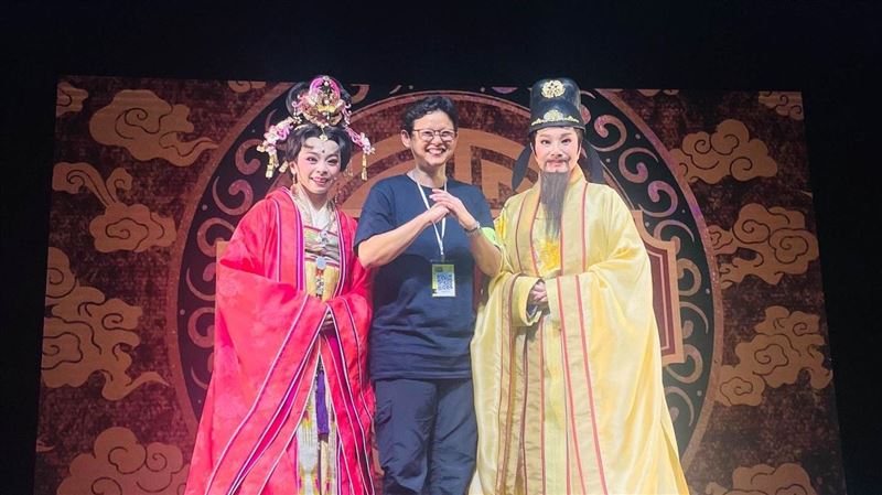 唐美雲赴檳城藝術節　90歲長者送親摺花束