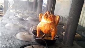 從沙拉油桶到紅外線　脫線讓桶子雞進入都市20年前的台東鄉村烤肉桶仔雞，現在不僅被飯店拿來當招牌美食，且經過「脫線」父子的改良，烤具從沙拉油桶進化到紅外線，也讓桶仔雞走進都市家庭。（脫線提供）中央社記者盧太城台東傳真　108年2月3日