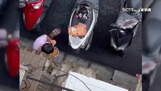 獨／等嘸午餐！外送員蹲地偷吃黃燜雞米飯