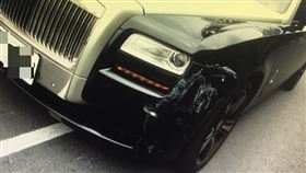 ▲高雄市12日上午發生一起車禍，一輛Honda Civic轎車與價值2000萬勞斯萊斯Ghost跑車發生碰撞，造成跑車車頭毀損，Honda則是右側車門凹陷，所幸2名駕駛都沒有大礙，不過維修費恐怕高得嚇人，初估費用上看百萬。（圖／翻攝畫面）