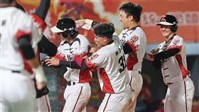 統一獅靠著對手再見暴投險勝。（圖／統一獅提供）