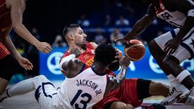 上半場落後的美國隊，下半場逆轉擊敗蒙特內哥羅，但也被嚇出一身冷汗。（圖／翻攝自FIBA官網）