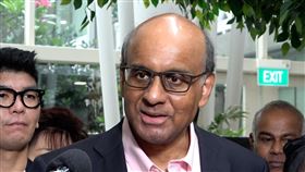 新加坡總統選舉 前國務資政尚達曼角逐新加坡總統選舉將至，前國務資政尚達曼等3人22日完成提名程序，三腳督選戰正式開打。圖為尚達曼在提名中心接受媒體聯訪。中央社記者侯姿瑩新加坡攝  112年8月22日