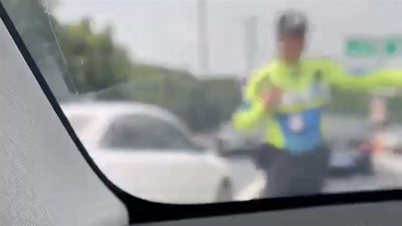 陸交警禁特斯拉上橋19秒片曝　陸網全炸鍋