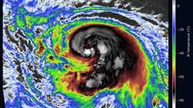 開始有點雲捲風眼的感覺　圖／台灣颱風論壇｜天氣特急