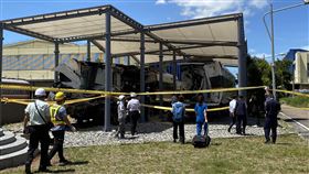 鐵警與台鐵人員搜查太魯閣號事故車廂太魯閣號事故車廂發現1片疑頭蓋骨。鐵警與台鐵人員1日再度前往搜查車廂，又找到4片疑頭蓋骨，需要再釐清。（讀者提供）中央社記者葉臻傳真  112年9月1日