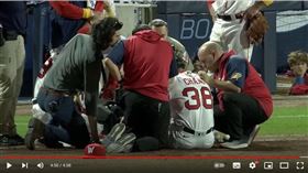 ▲張育成接球和跑者發生衝撞倒地，受傷退場。（圖／翻攝自遙控器拿來我要看棒球YT）