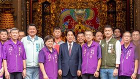 邱臣遠的母親，頂泰山巖副董事長王祈函，高喊賴清德當選（圖／賴清德競辦提供）