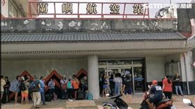 蘭嶼機場擠爆欲返台民眾。（圖／記者王浩原攝影）