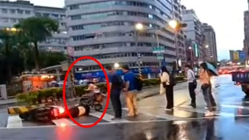 騎士紅燈硬闖犁田　輪椅婦過馬路無辜遭撞
