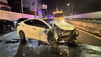 BMW快速道路彎過不了　連撞對向2車