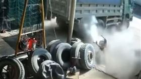 卡車輪胎突爆炸！司機、技工當場炸飛慘死　驚悚影片曝光（圖／Chàng chở gas youtube）