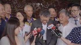 柯文哲參訪黃梅生紀念館。(圖/民眾黨提供)