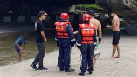 ▲北海岸地區出現2公尺高大浪，仍有遊客在水邊嬉戲，消防局連忙前往驅趕。（圖／翻攝畫面）