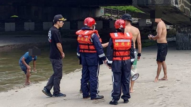 龍洞2米浪還有遊客　消防緊急驅趕