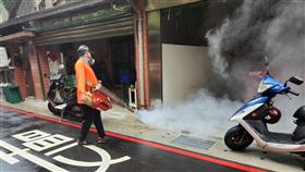 衛生局對個案居住地及活動地戶外半徑200公尺範圍孳生源清除及化學防治作業。（圖／新北衛生局提供）