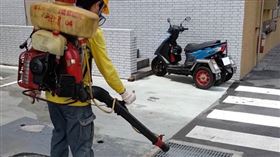 台北市北投區及應變工作小組，發動社區清潔日進行孳生源清除及環境噴消。（圖／北市衛生局提供）