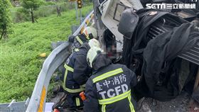 台中國四接台74匝道大貨車翻覆，駕駛受困乘客命危。（圖／民眾提供）