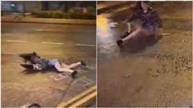 熱褲女遭強風吹倒。（圖／翻攝自微博）