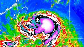 ▲「海葵」發布陸上颱風警報，持續逼近台灣。（圖／翻攝自中央氣象局）

