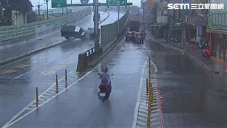 浮洲橋驚險車禍！貨車打滑撞翻對向廂型車