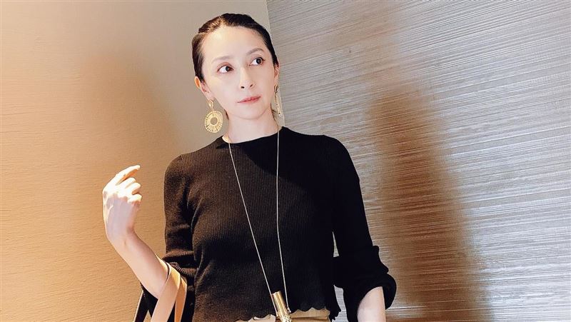 女星驚爆罹患怪病「臉上長滿白色斑塊」