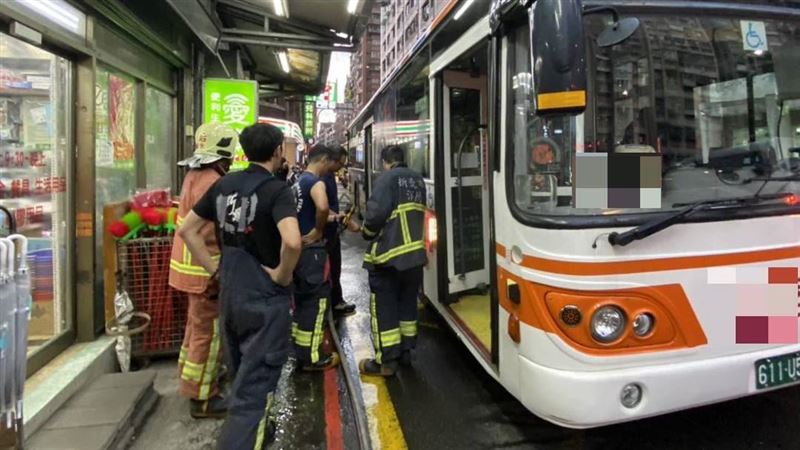 消防隊前輪胎冒煙　公車司機急疏散5乘客