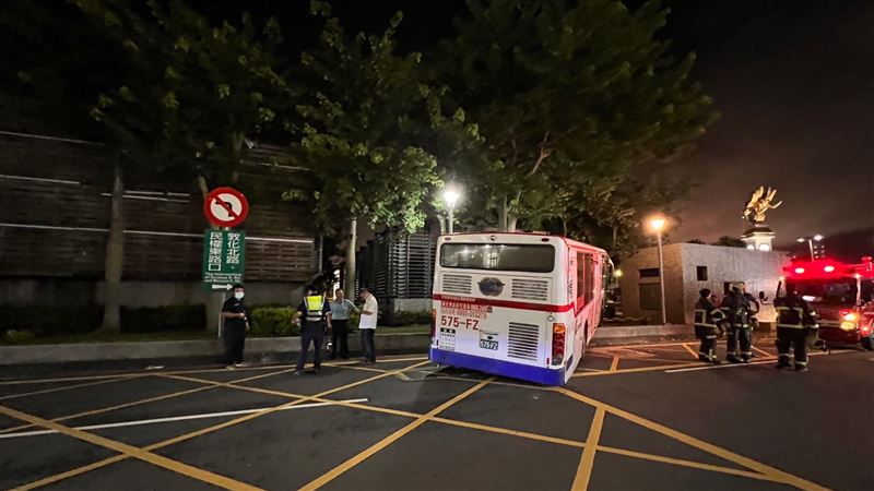 新／松山機場前公車自撞花圃！4乘客送醫