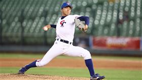 ▲林鉑濬7局被技術委員提出手套顏色（灰色）不合規定的意見，必須換手套上場。（圖／中華棒協提供）