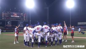 ▲台灣青棒隊賽後跳起原住民特色戰舞。（圖／記者俞聖律攝影）