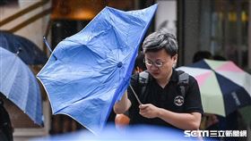 颱風瑪莉亞來襲，台北市區民眾冒風雨下班，風雨、大雨、豪雨。 （圖／記者林敬旻攝）