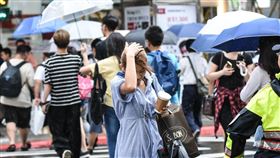 颱風瑪莉亞來襲，台北市區民眾冒風雨下班，風雨、大雨、豪雨。 （圖／記者林敬旻攝）