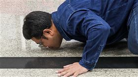 李孟居終返台  跪地親吻台灣自由土地台商李孟居（圖）遭中國指控為「台諜」並判刑，他在2021年服刑期滿，但因附加刑不准自中國離境，未能立刻返台；李孟居近期先赴日本，2日總算返抵台灣，一度跪地親吻地面。他說，很開心回到故鄉，忍不住就親吻了這片自由土地。中央社  112年9月2日