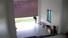 越南女童玩鐵捲門慘遭壓頸（圖／翻攝自THÔNG TIN TỔNG HỢP YT）