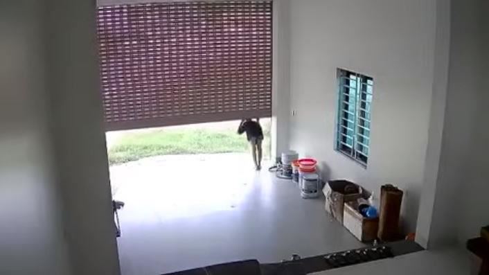 女童玩鐵捲門慘遭壓頸斷氣亡　驚悚畫面曝