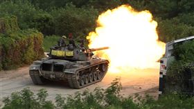 裝甲564旅三軍聯合作戰日攻測考，CM11戰車實施火砲射擊。（記者邱榮吉/攝影）