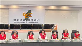 總統蔡英文、行政院長陳建仁上午視察中央災害應變中心。（圖／消防署提供)