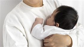 人妻與丈夫吵架，賭氣喊「孩子不是你親生的」，結果DNA驗出來，讓他們都傻眼了。（示意圖，PhotoAC）