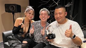 蕾菈（左起）、DJ湯宇、草爺，三人好交情，成為草爺低潮時的貼心鼓勵。（圖／紅心字會提供）