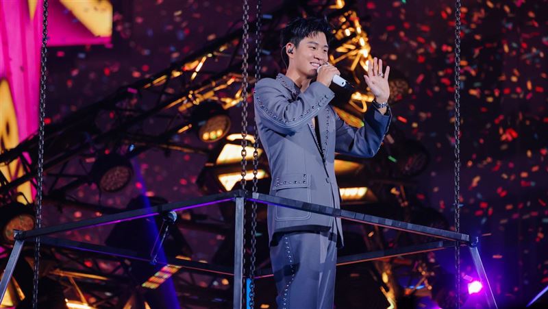 周興哲太狂了！闖F1賽事「絕對禁區」驚見世界級選手：美夢成真