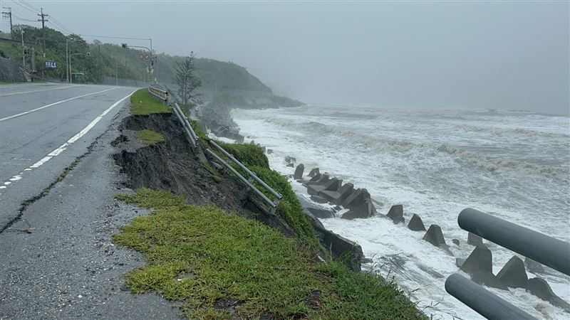 台11線路基遭大浪掏空　長濱沿海路段坍陷