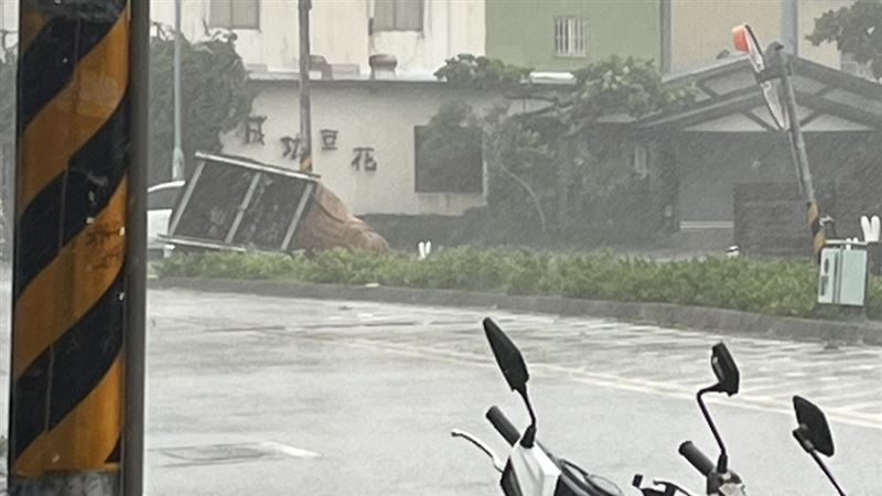 14級強陣風襲台東　兔子裝置藝術被吹跑了