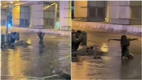 香港女子冒著狂風暴雨跪地拍照。（圖／翻攝自「車cam L(香港群組)」）