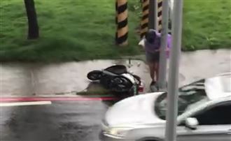 機車遭強陣風撂倒！　她緊抱燈桿驚聲尖叫