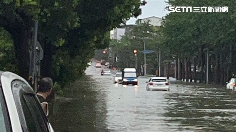 東華校區旁汪洋一片　5車涉水硬闖全拋錨
